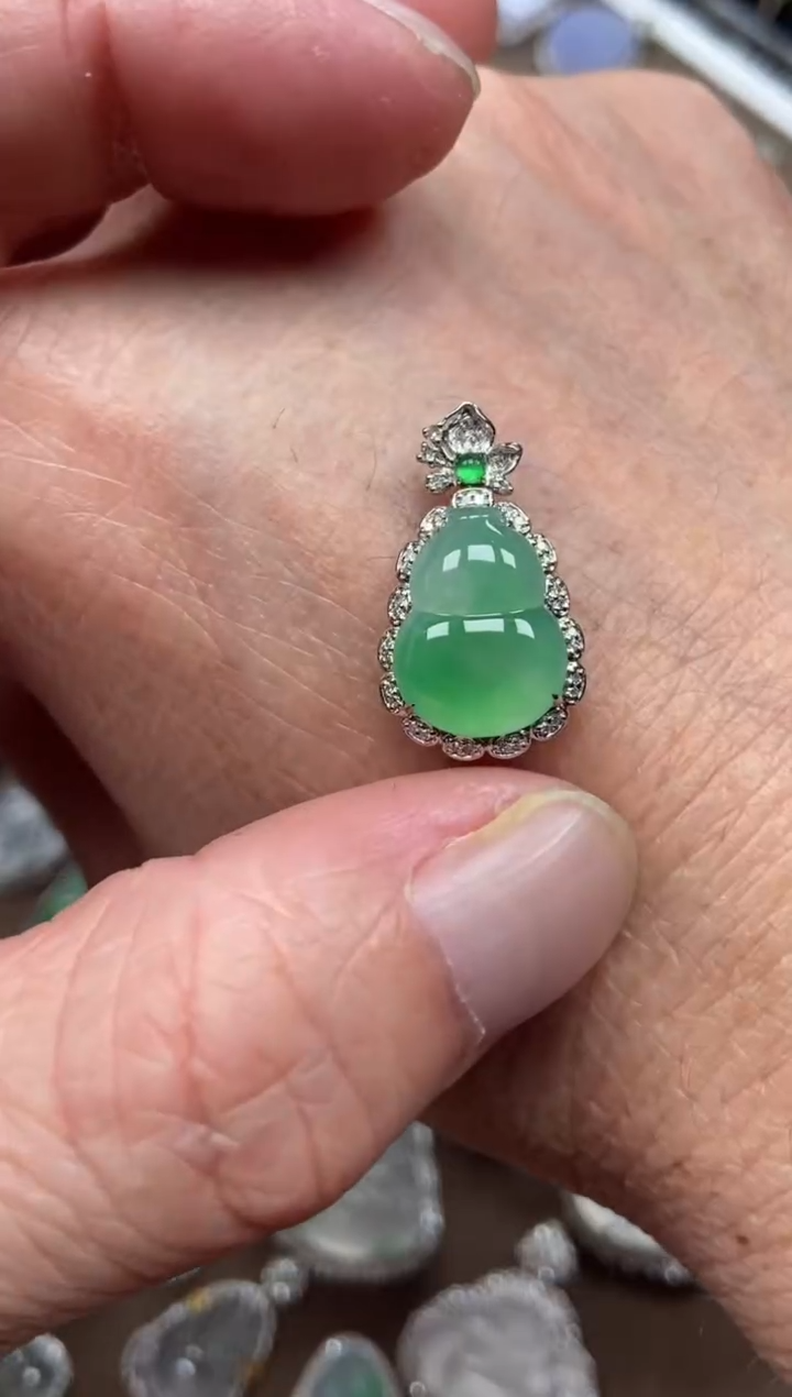 【闪购商品】翡翠吊坠(不含链)18K金镶嵌葫芦