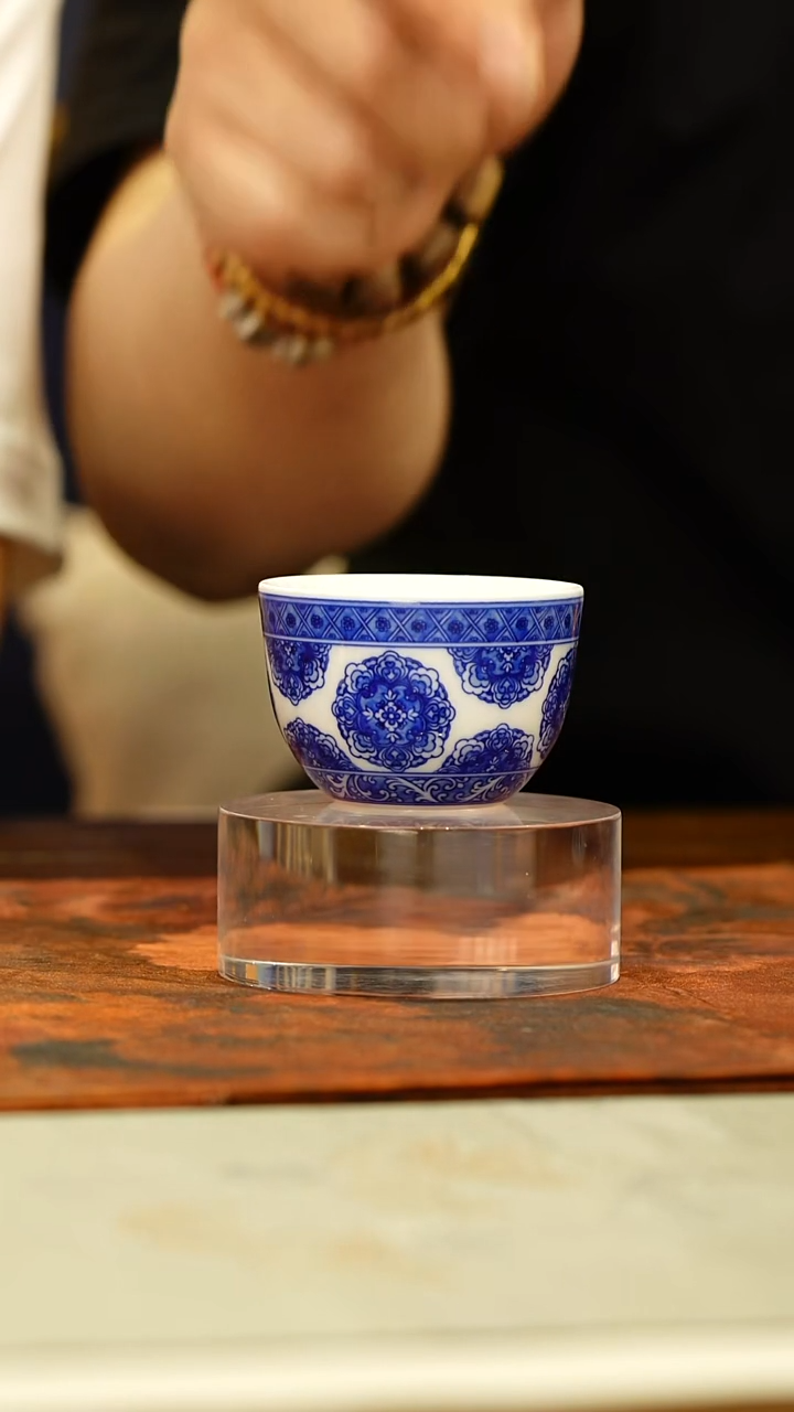 九段妙手青花宝相花小鸡缸杯