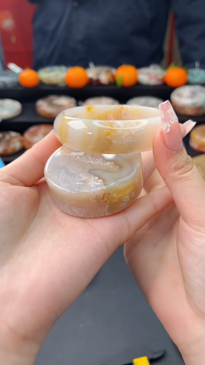 【闪购商品】石英质玉手镯未镶嵌赠送镯心（56圈口）无证书