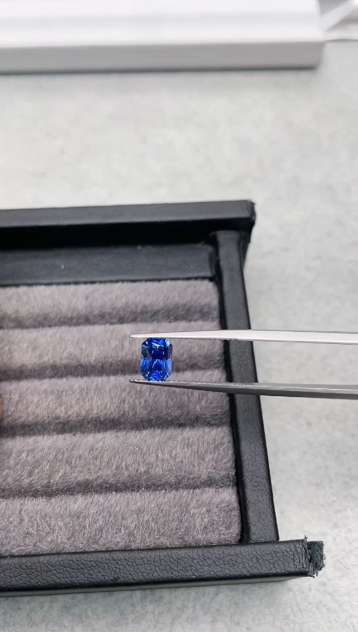 【闪购商品】蓝宝石裸石未镶嵌1.61ct皇家蓝