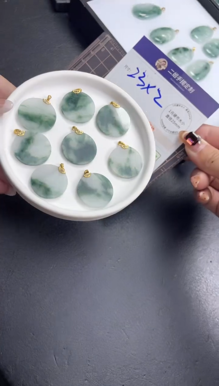 【闪购商品】翡翠挂件18K金镶嵌FL36飘花无事牌CP多样性发其一配绳