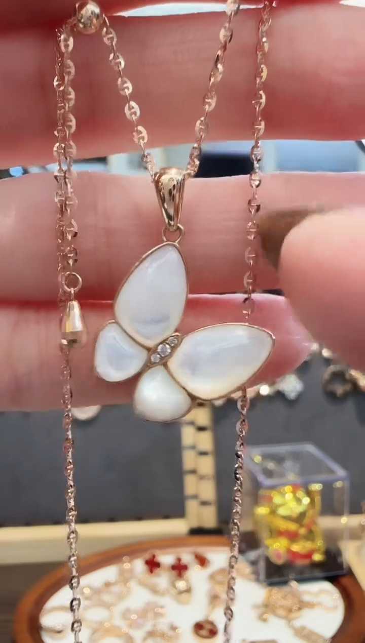 18K金镶嵌吊坠不含链定制贝壳18K金钻石蝴蝶吊坠不含链