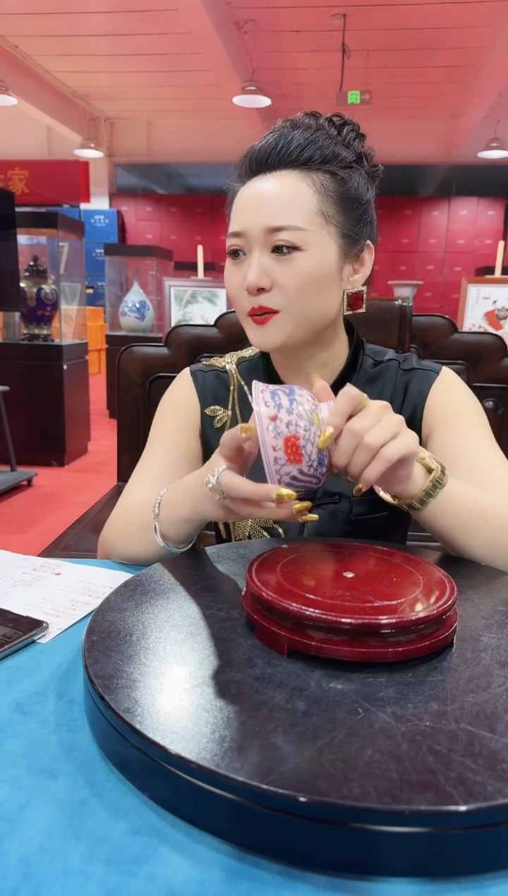 陶瓷红稀土碗底款飞龙在天