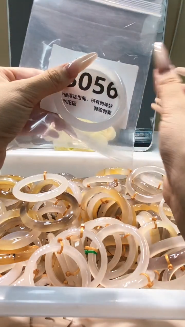 玛瑙/玉髓手镯未镶嵌B056