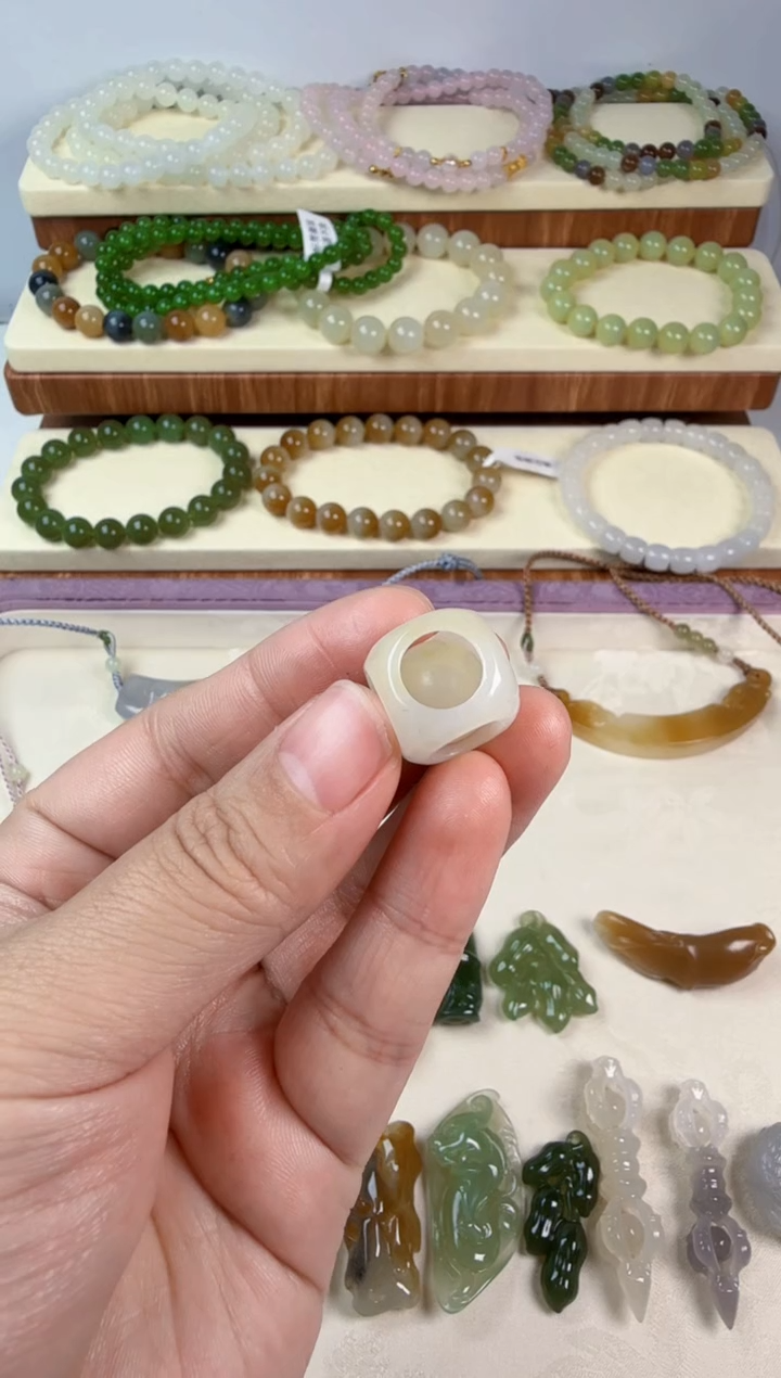 颈饰未镶嵌和田玉走**看吊坠