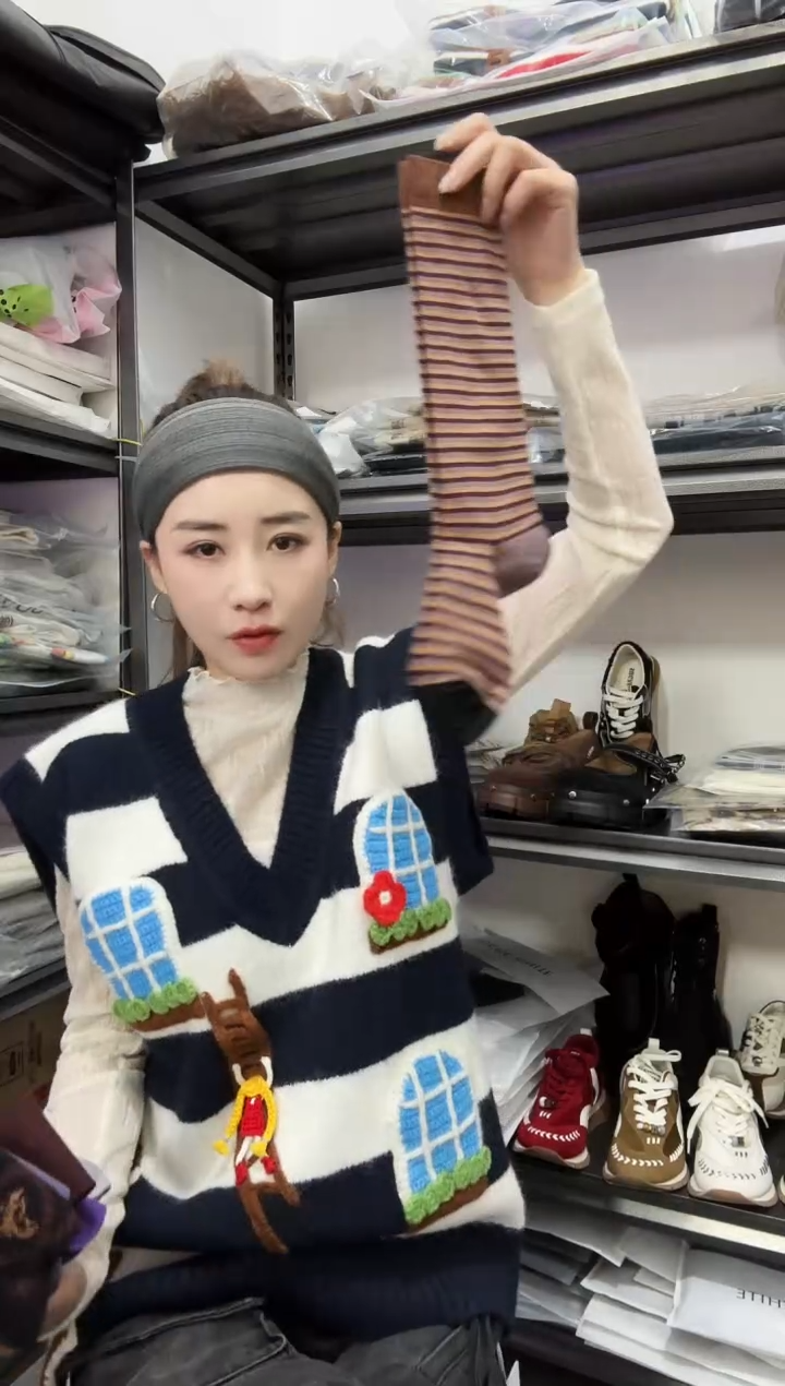 @*条纹袜子            
