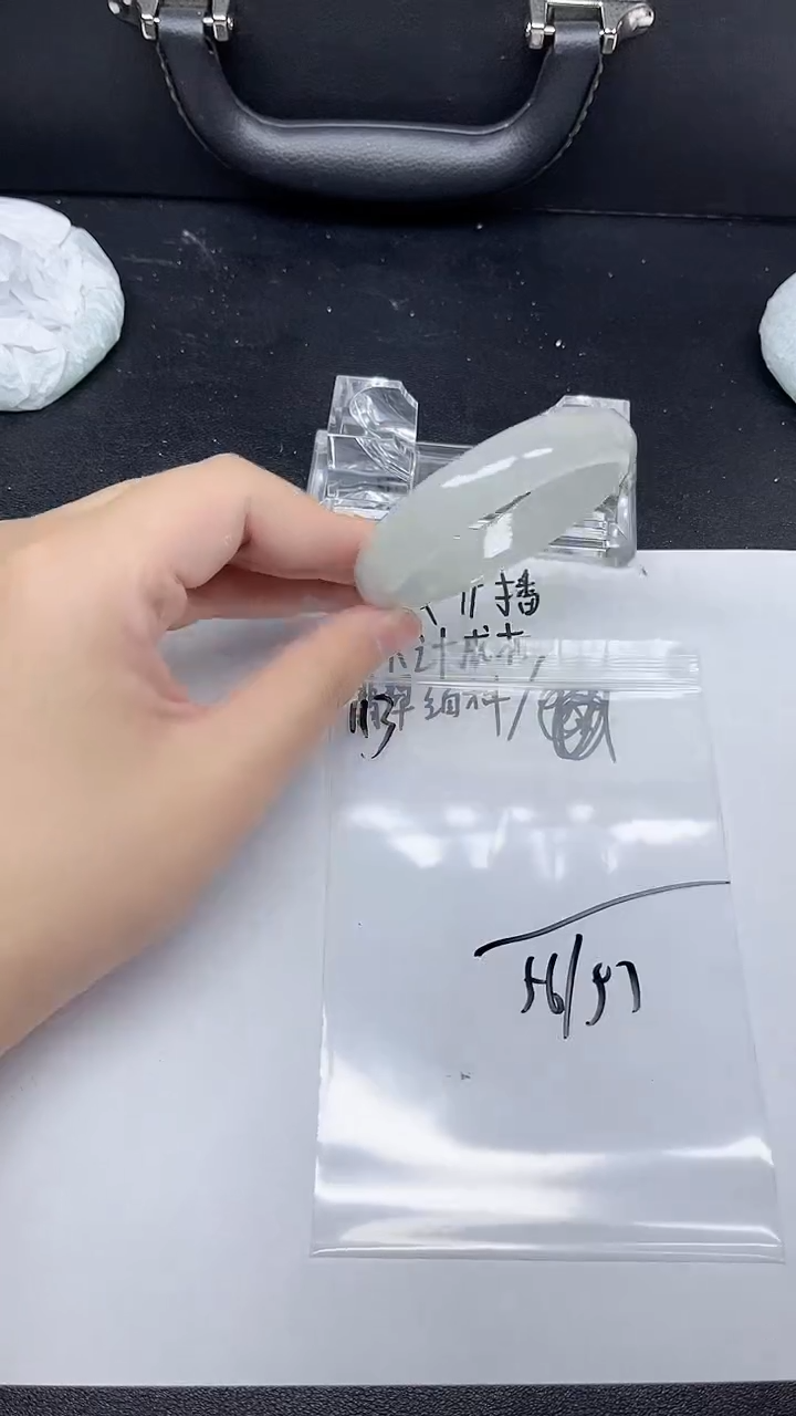 翡翠手镯未镶嵌一物一拍 —113