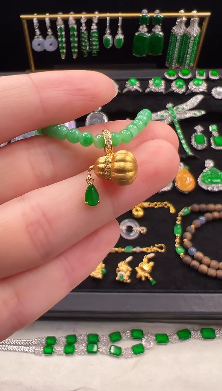 翡翠18K金镶嵌吊坠(不含链)格****n玻璃种帝王绿水滴葫芦小滴流