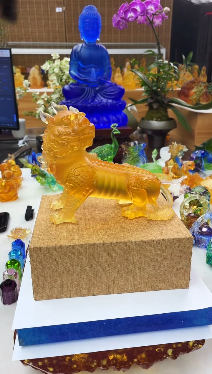手工艺品琉璃琥珀色谛听摆件17*13.5公分