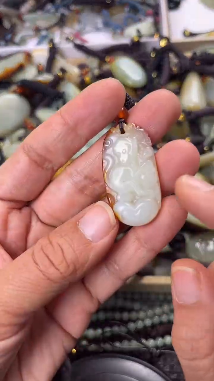 【闪购商品】和田玉颈饰未镶嵌多样性发货没有证书拍一发一有瑕