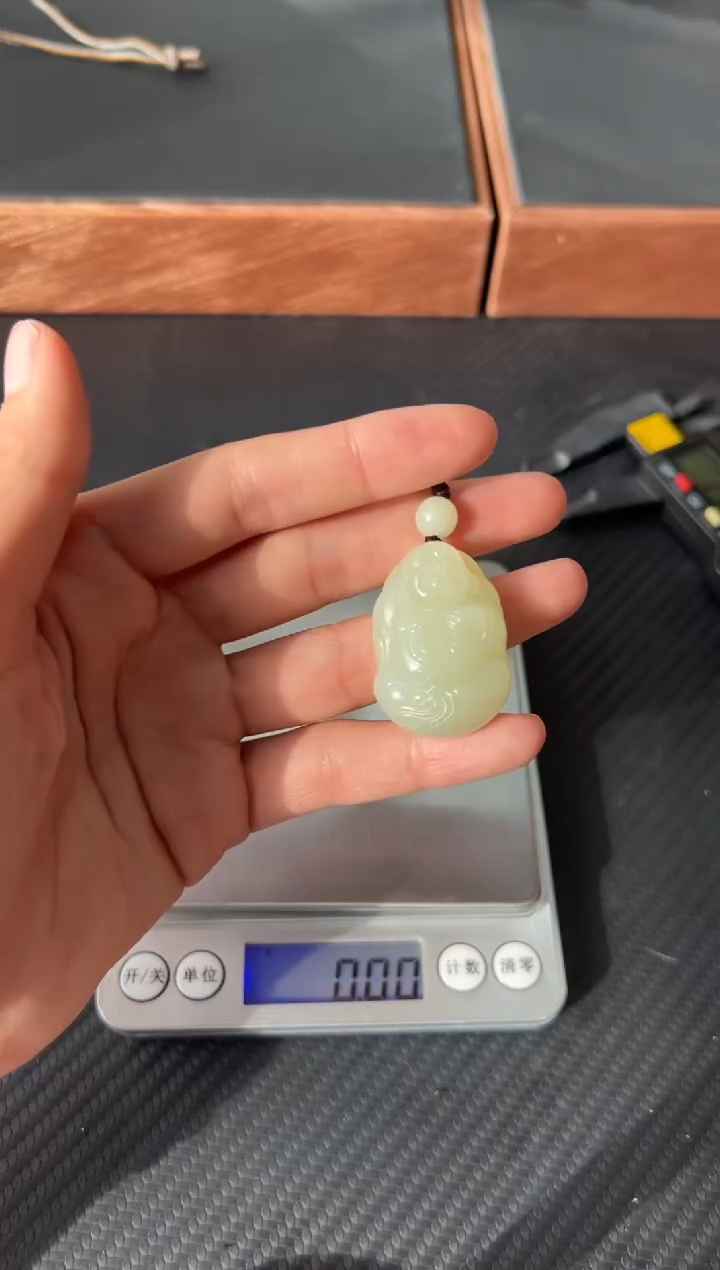 【闪购商品】和田玉未镶嵌吊坠(赠链)且末微色差迪克兰一细