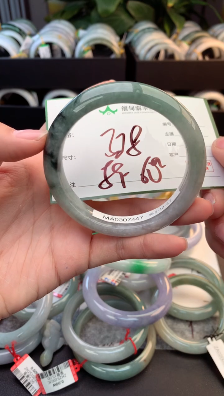 未镶嵌定制翡翠毛货需精细抛光+多人