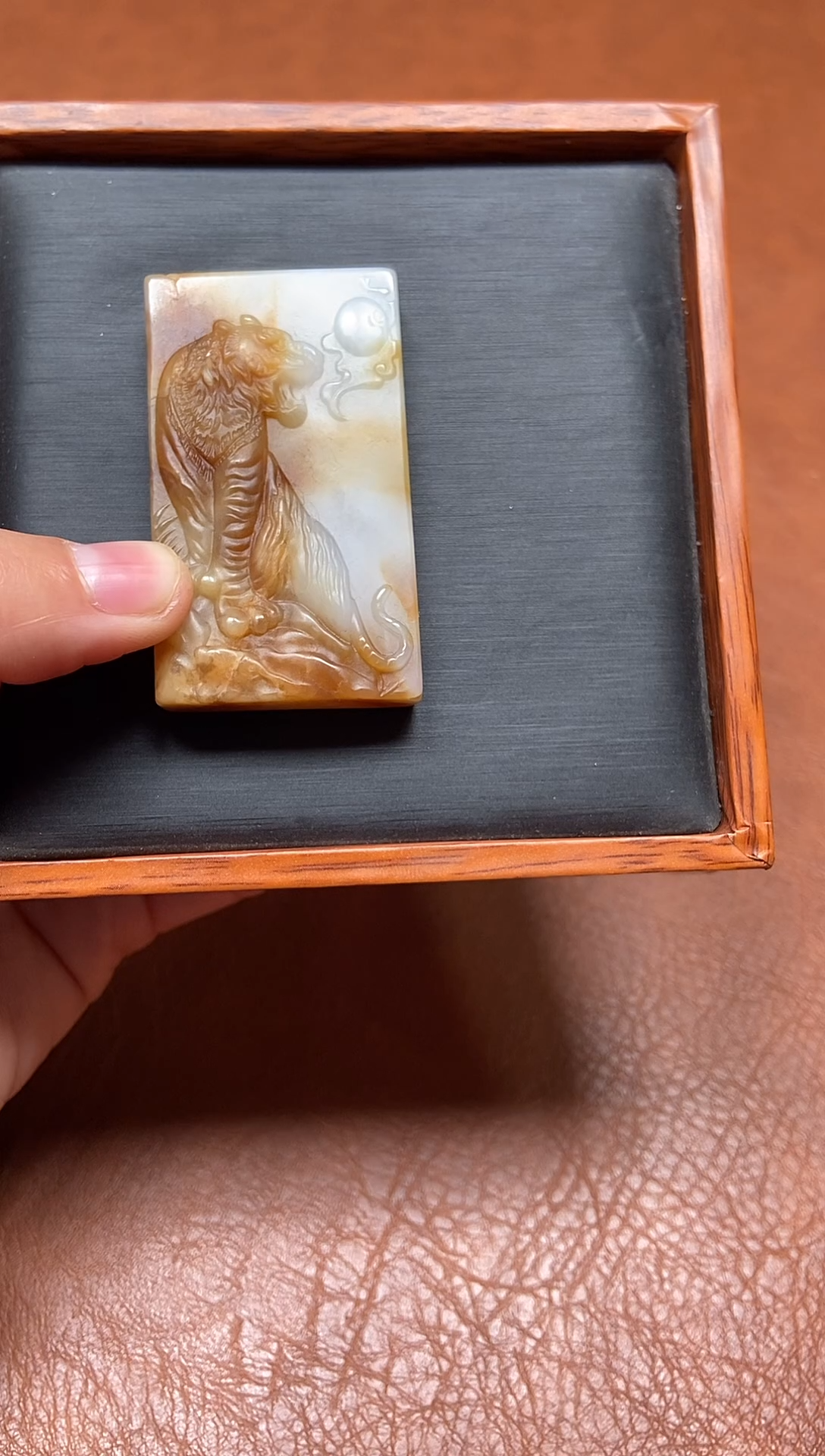 颈饰未镶嵌和田玉上山虎