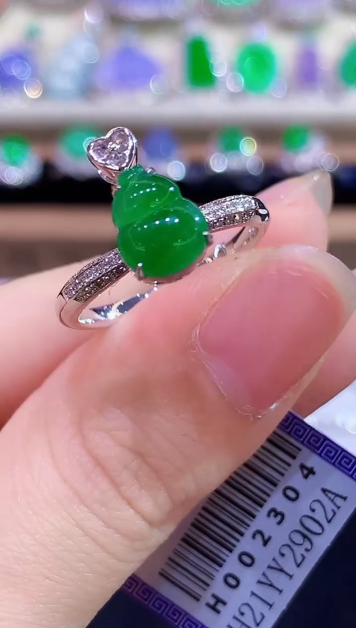 18K金镶嵌戒指翡翠多样性发其一