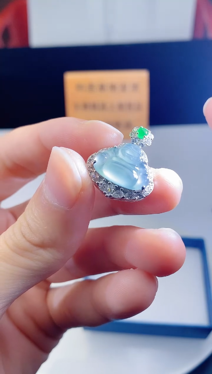 颈饰未镶嵌翡翠   