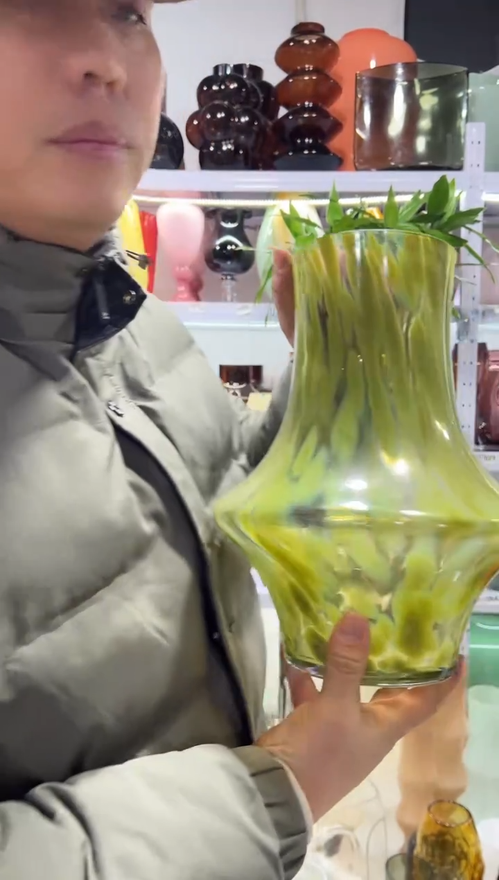 翠绿色飞碟花瓶.