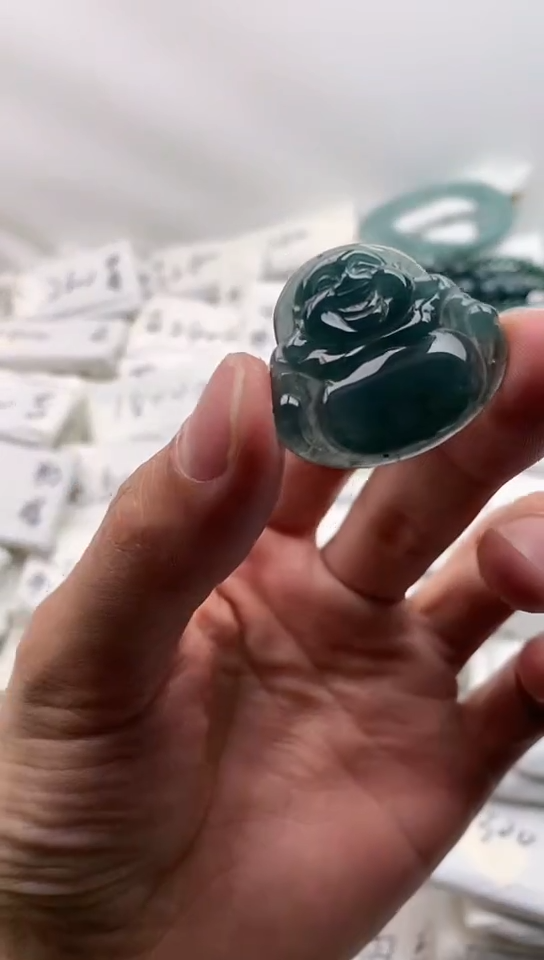 翡翠未镶嵌颈饰佛公【品质一般介意慎拍】