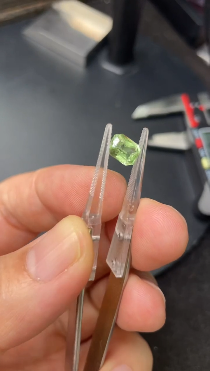 【闪购商品】石榴石裸石未镶嵌1.61克拉薄荷榴石