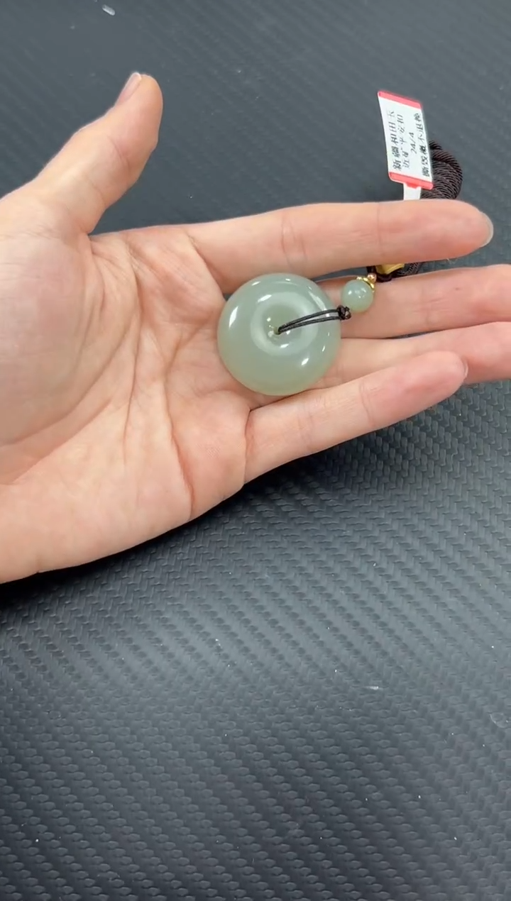 【闪购商品】和田玉吊坠(赠链)未镶嵌且末微色差近矿平安扣
