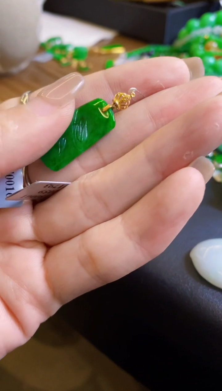 【闪购商品】定制翡翠18K金镶嵌吊坠