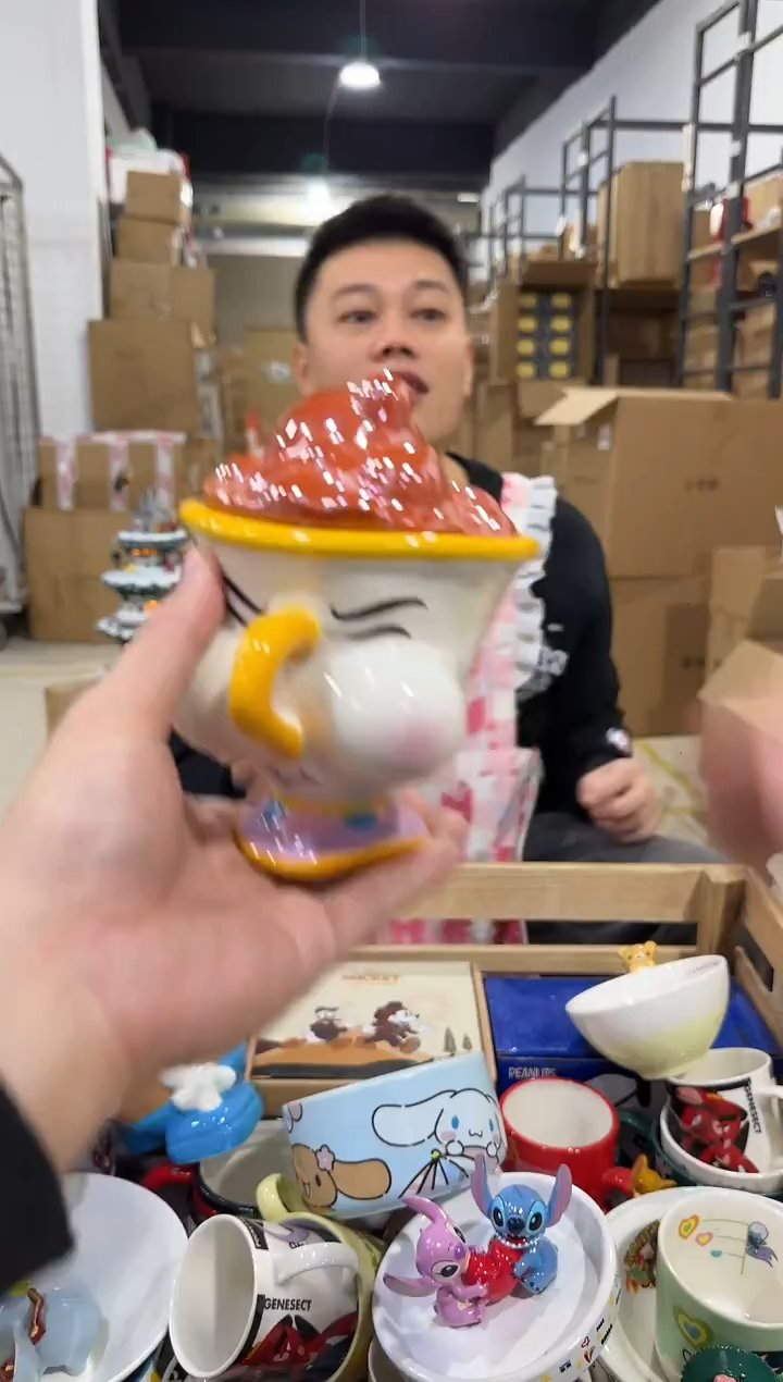 瓷片嘟嘴带盖阿奇杯 