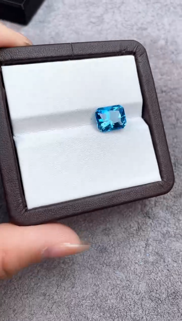 未镶嵌裸石托帕石6.3克拉