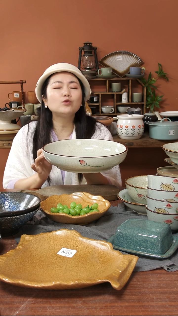 陶瓷A513 一只陶瓷手绘荷花黑点大盆30*6.5可能微瑕