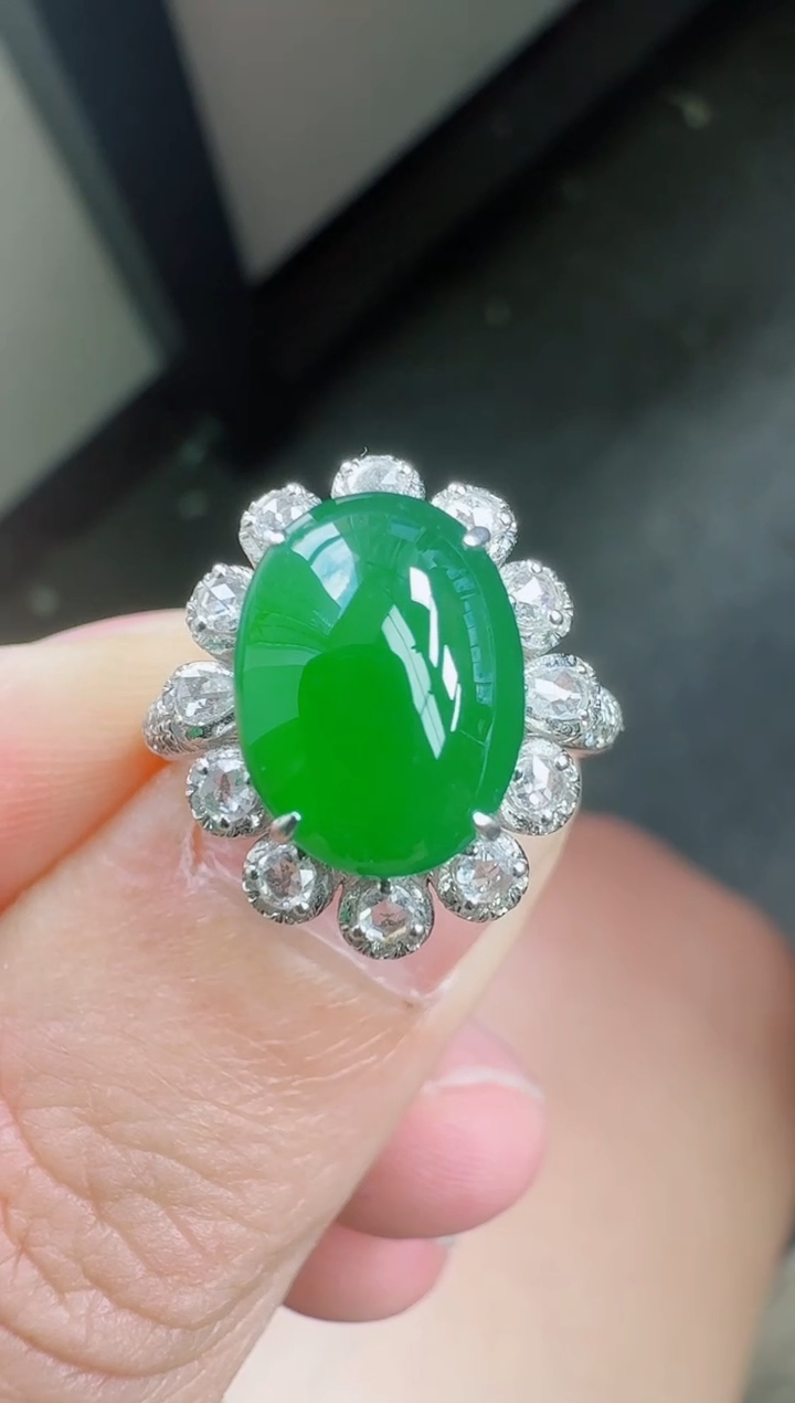 18K金镶嵌戒指翡翠寄售回流，24小时鉴赏期