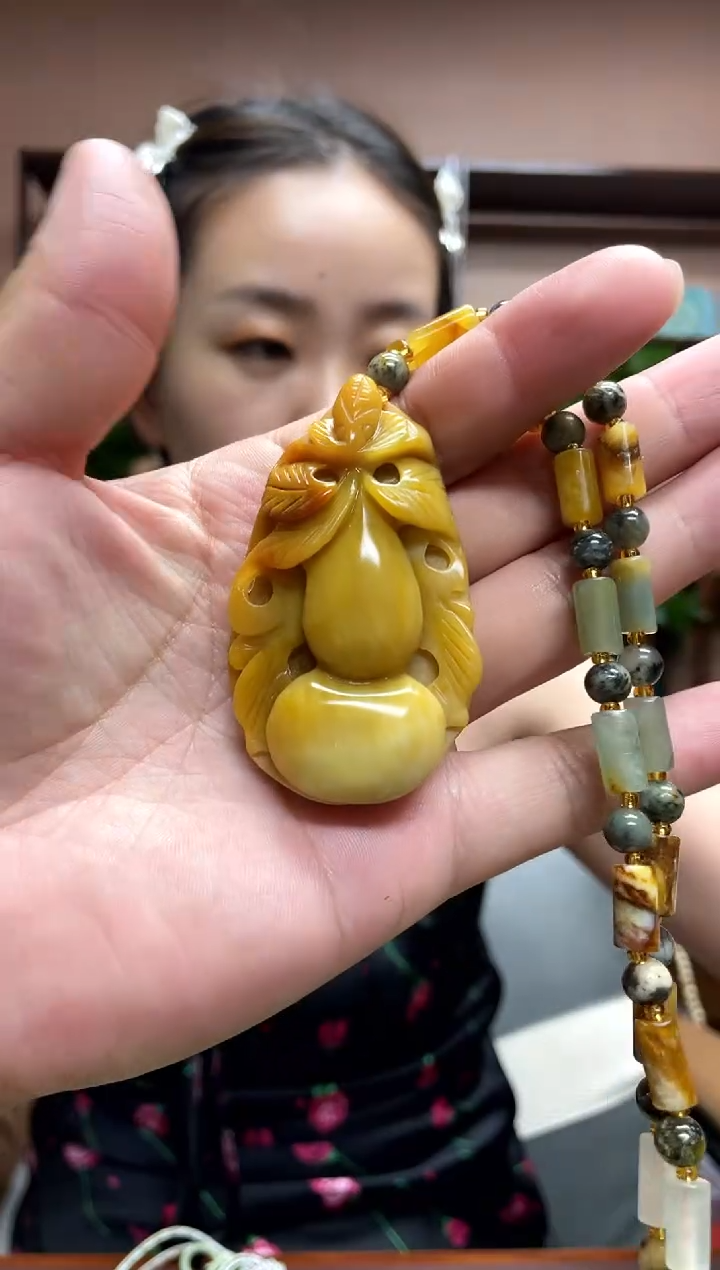 岫玉未镶嵌颈饰·