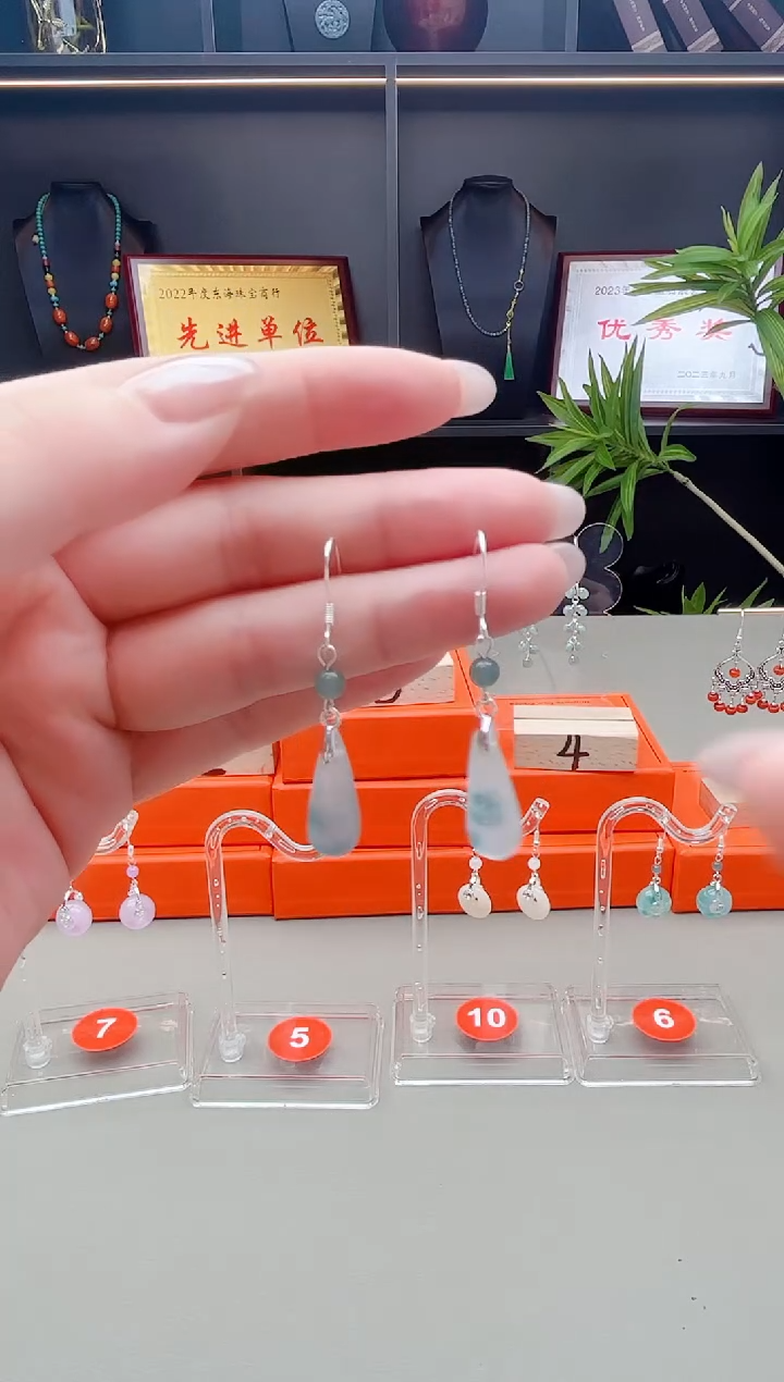 未镶嵌石英质玉（天山翠）耳钉S01