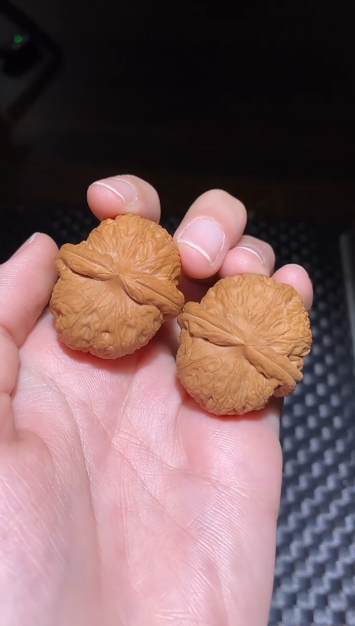 把件文玩核桃辣*龙微微修红皮迷你平谷元宝34尺