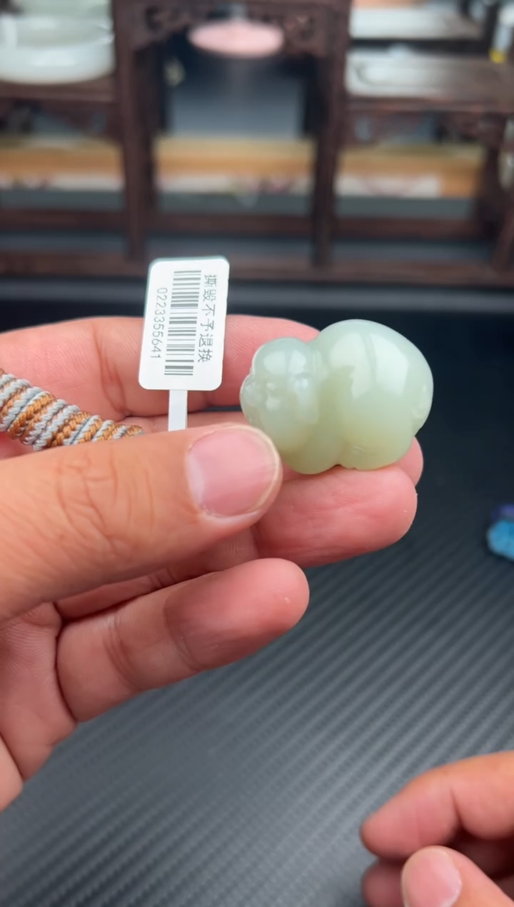 吊坠(赠链)未镶嵌和田玉且末微色差近矿吊坠SK