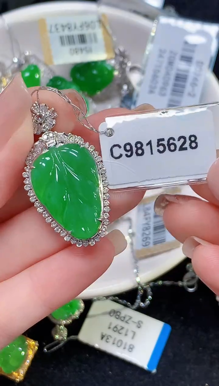 吊坠(不含链)18K金镶嵌翡翠多样性发货
