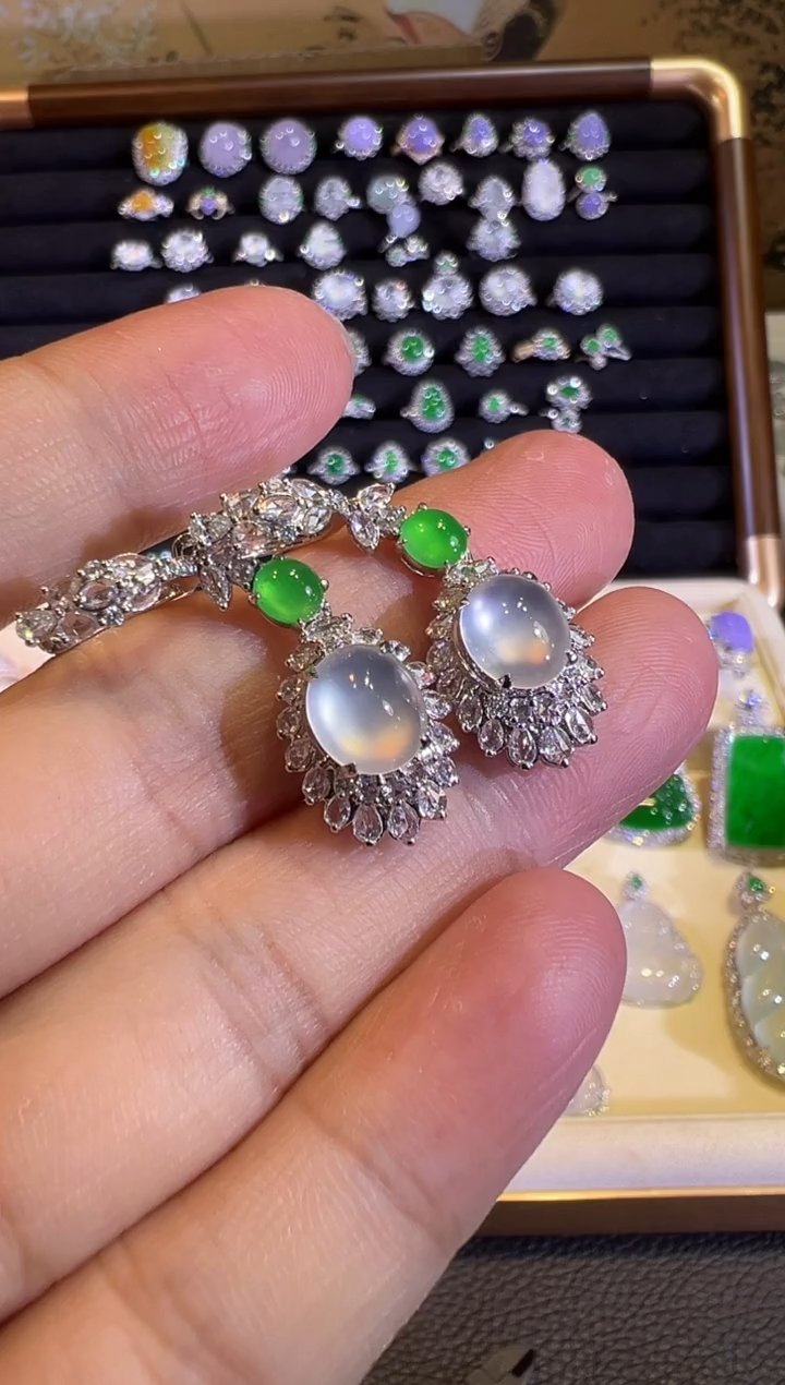 【闪购商品】翡翠耳饰18K金镶嵌玻璃种起光双眼皮蛋面耳坠