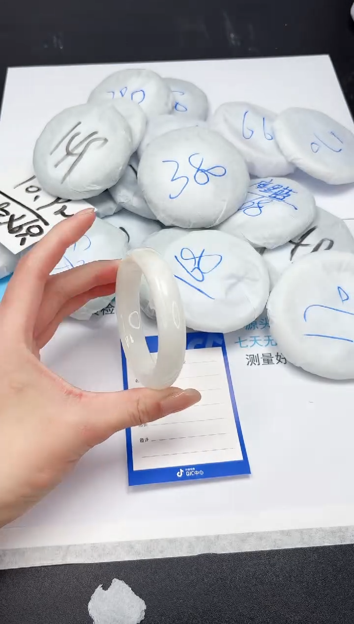 【闪购商品】和田玉手镯未镶嵌A225-56.8