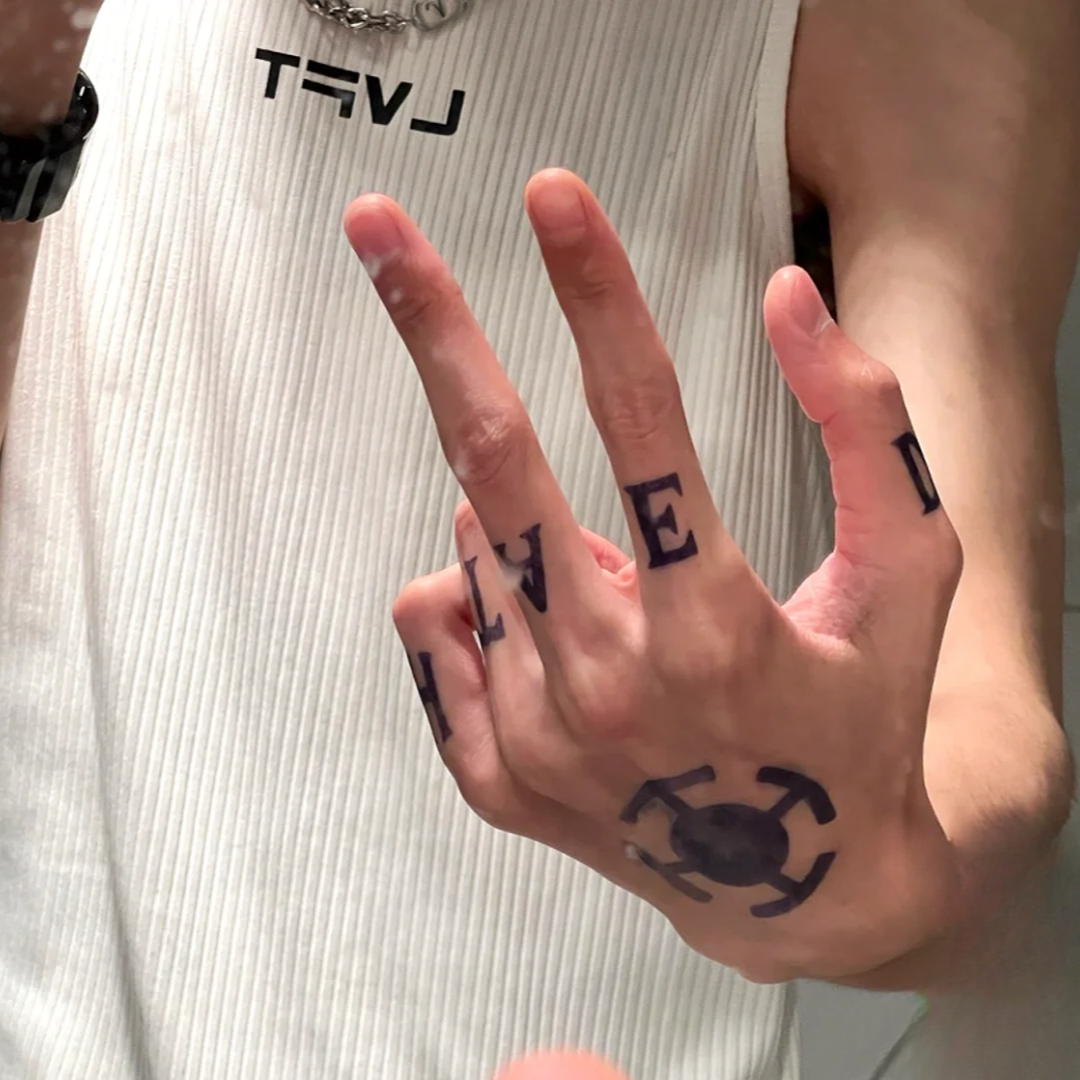 草本半永久海贼王特拉法加罗手背英文字母纹身贴防水持久不反光