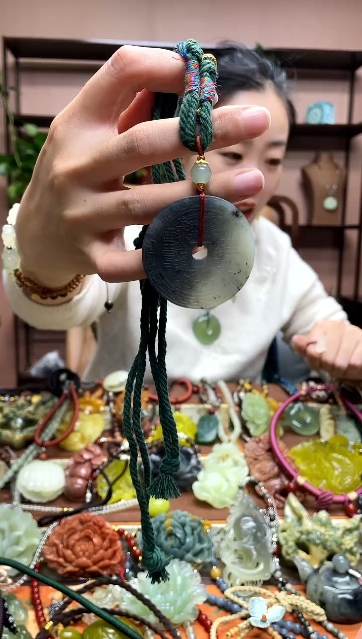 未镶嵌岫玉颈饰·3