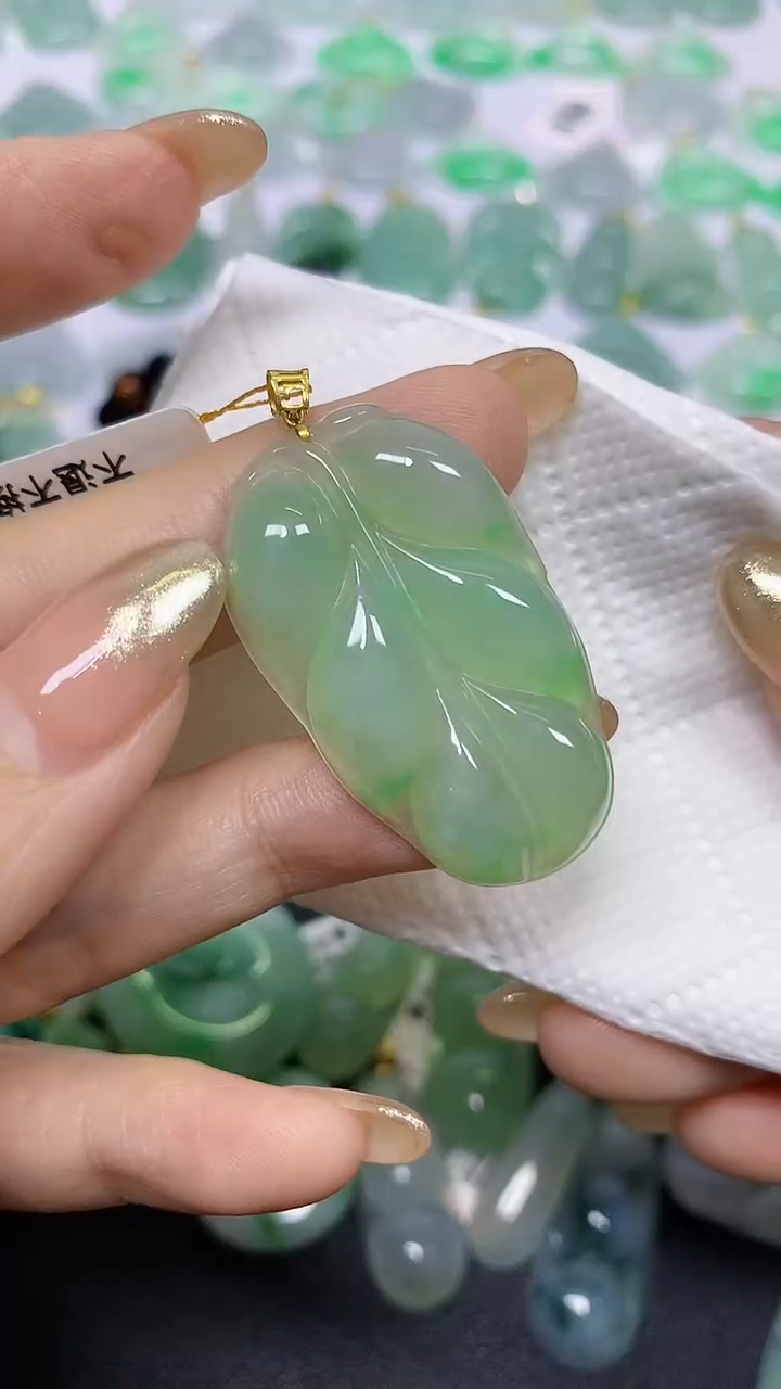 颈饰18K金镶嵌翡翠 