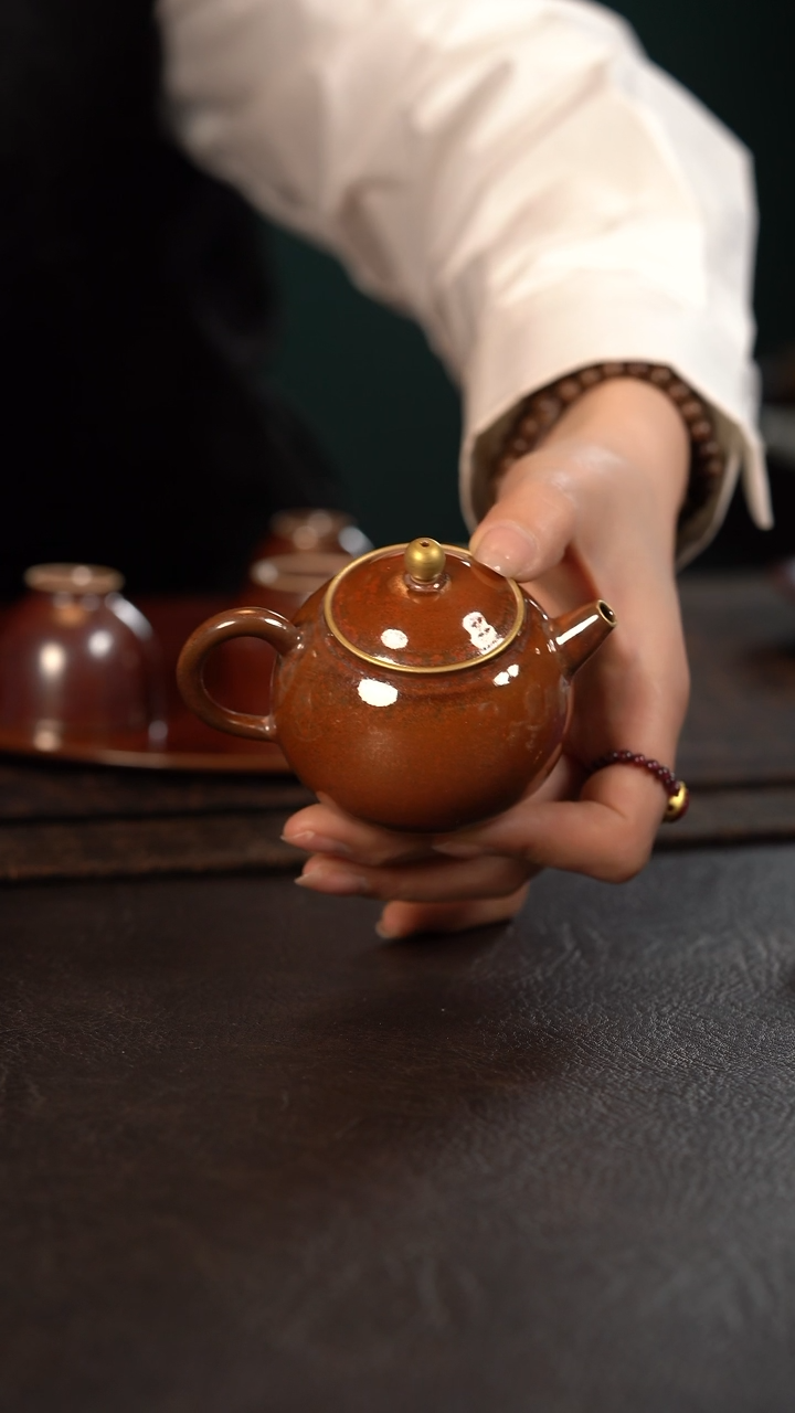 【闪购商品】杯聚澜堂红金花釉描金小球球壶