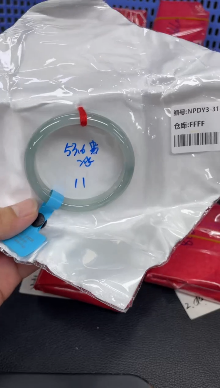 翡翠手镯未镶嵌翡翠手镯