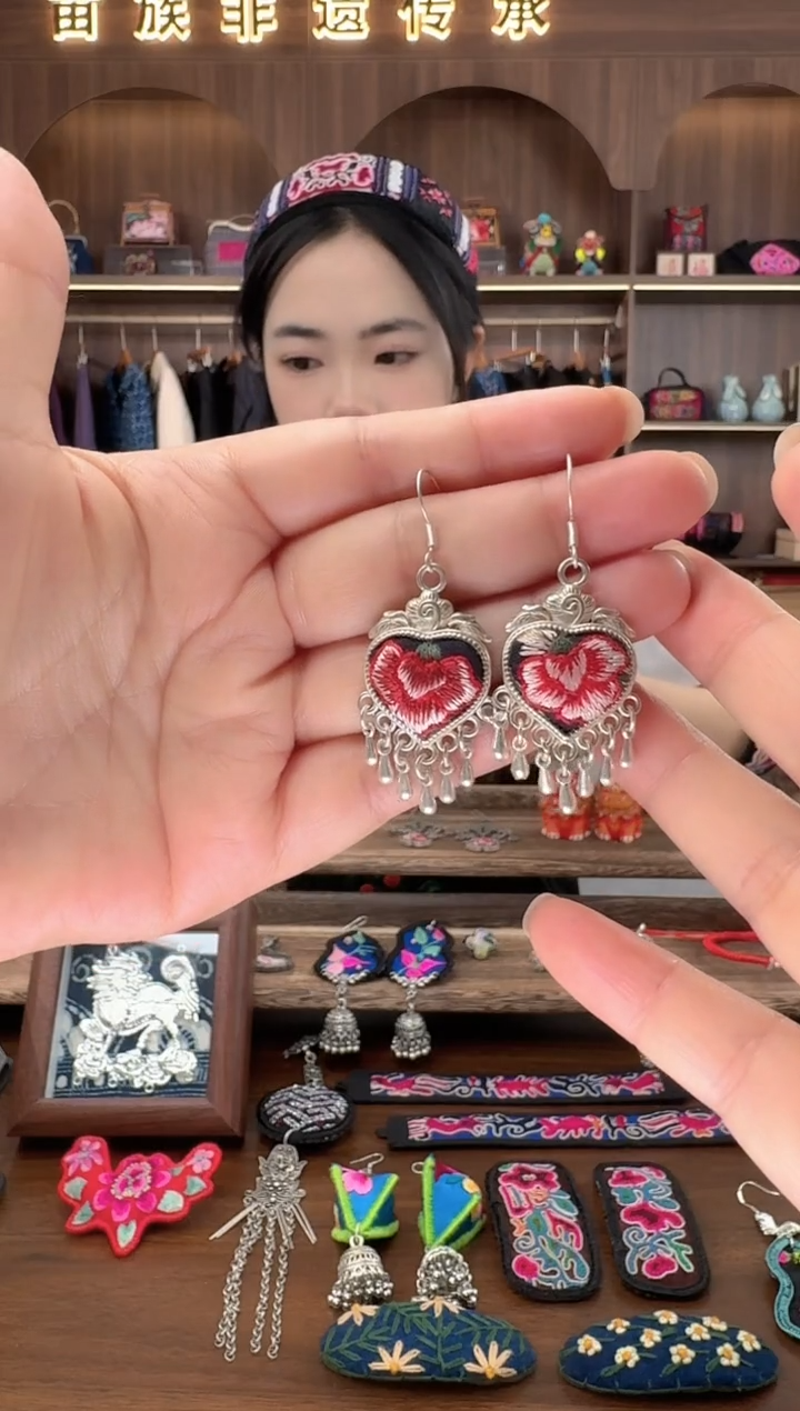 刺绣是**呀扶光苗绣传承14