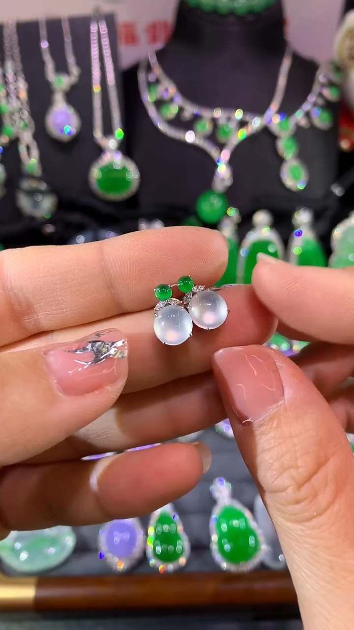 18K金镶嵌翡翠耳饰耳钉