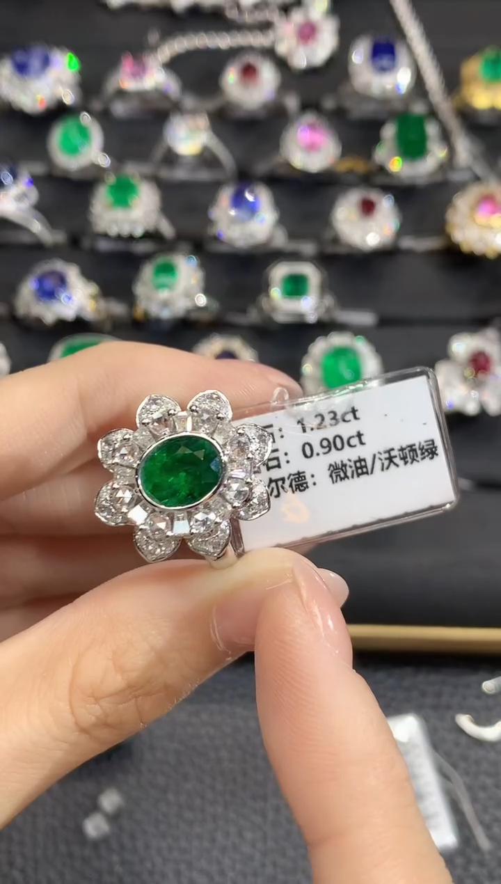 18K金镶嵌戒指祖母绿A101