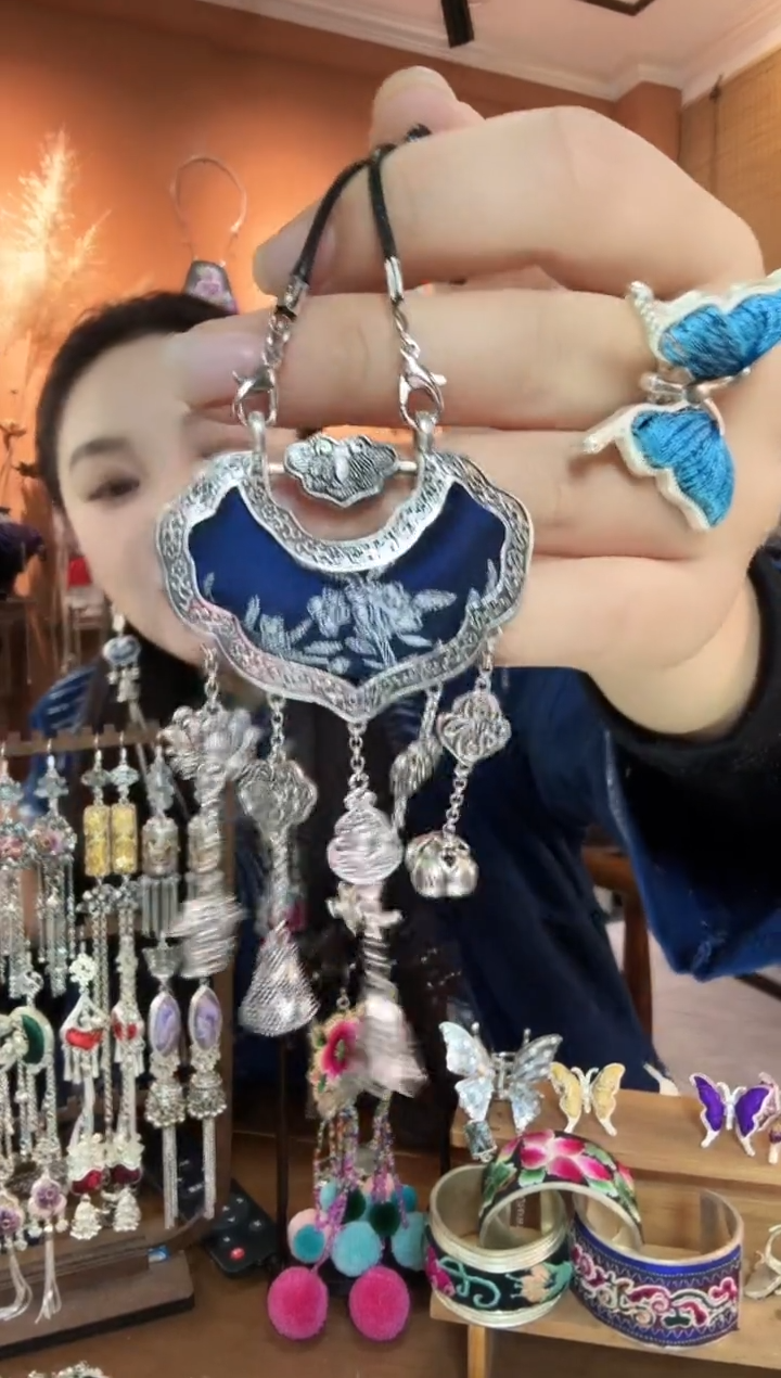 刺绣纯手工民族风吊坠