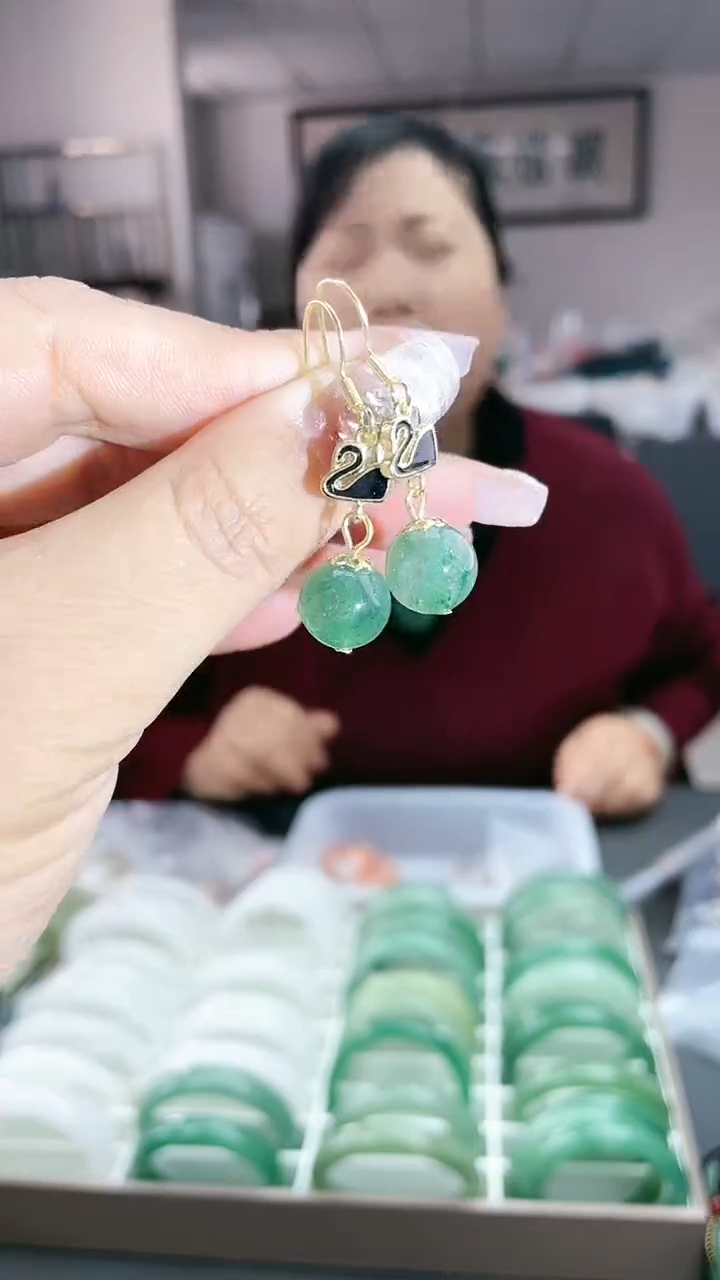 【闪购商品】水晶草莓晶绿色的合金耳坠