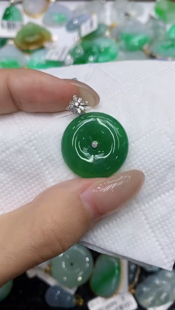 翡翠18K金镶嵌颈饰111111111111