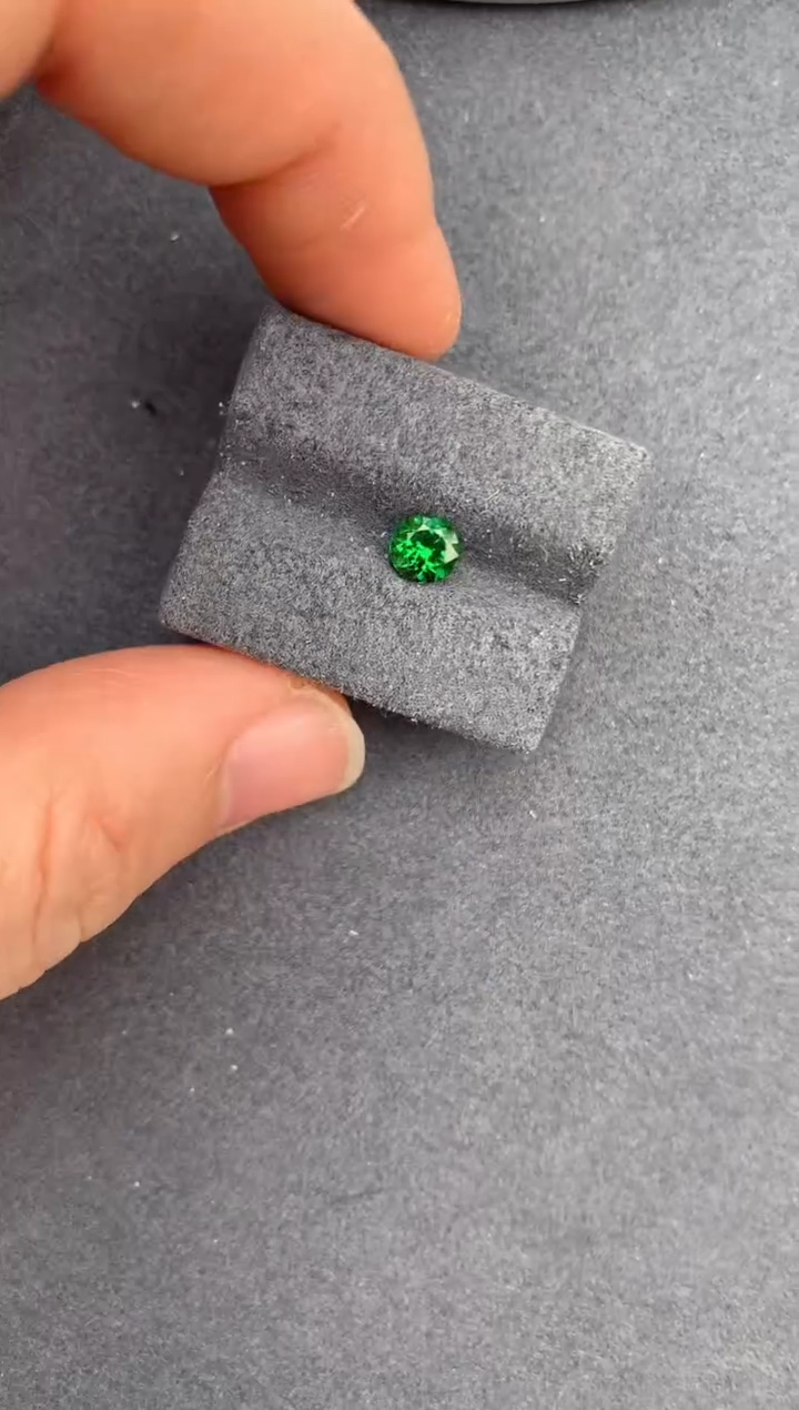 【闪购商品】石榴石（沙弗莱）裸石未镶嵌56分沙弗莱