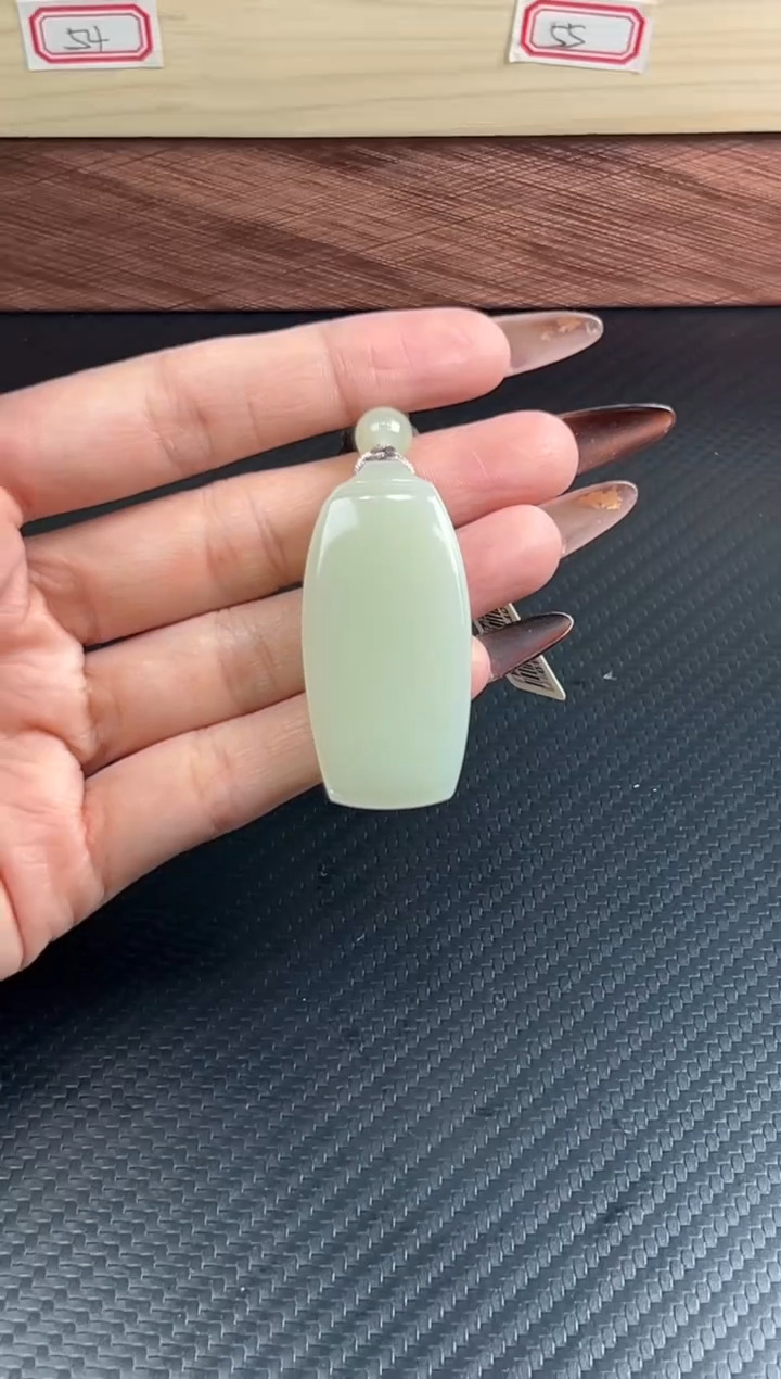 吊坠(赠链)未镶嵌和田玉且末迪克兰一细微色差吊坠