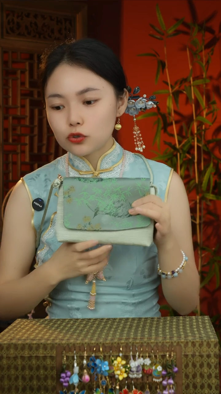 刺绣春和景明豆腐包非遗宋锦