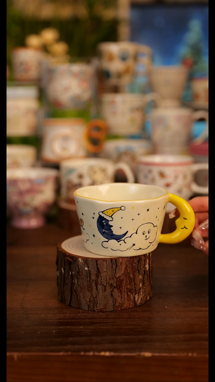 月亮把手手绘风格杯    